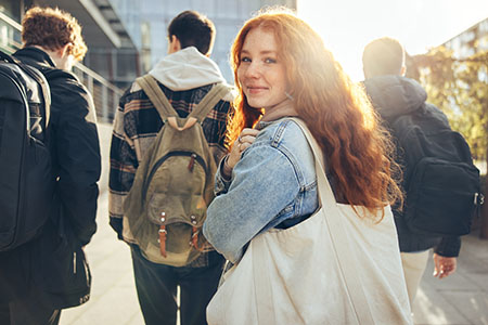 Eine Gruppe von Studenten auf dem Weg von der Uni zu CONCETO